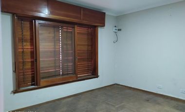 VENTA DE EXCELENTE INMUEBLE INTEGRADO POR UNA CASA, UN LOCAL Y UN DEPARTAMENTO MONOAMBIENTE - IDEAL INVERSORES