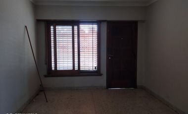 VENTA DE EXCELENTE INMUEBLE INTEGRADO POR UNA CASA, UN LOCAL Y UN DEPARTAMENTO MONOAMBIENTE - IDEAL INVERSORES