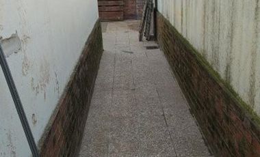 VENTA DE EXCELENTE INMUEBLE INTEGRADO POR UNA CASA, UN LOCAL Y UN DEPARTAMENTO MONOAMBIENTE - IDEAL INVERSORES
