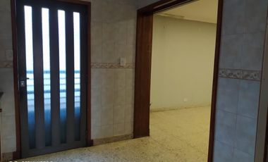 VENTA DE EXCELENTE INMUEBLE INTEGRADO POR UNA CASA, UN LOCAL Y UN DEPARTAMENTO MONOAMBIENTE - IDEAL INVERSORES