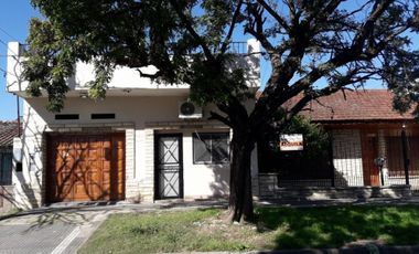 VENTA DE EXCELENTE INMUEBLE INTEGRADO POR UNA CASA, UN LOCAL Y UN DEPARTAMENTO MONOAMBIENTE - IDEAL INVERSORES
