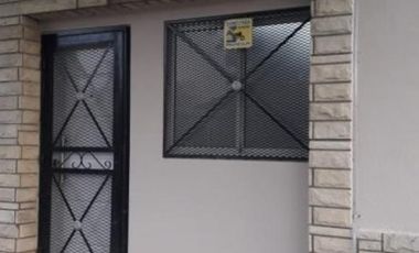 VENTA DE EXCELENTE INMUEBLE INTEGRADO POR UNA CASA, UN LOCAL Y UN DEPARTAMENTO MONOAMBIENTE - IDEAL INVERSORES