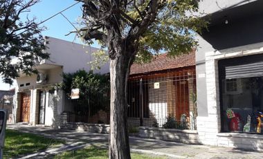 VENTA DE EXCELENTE INMUEBLE INTEGRADO POR UNA CASA, UN LOCAL Y UN DEPARTAMENTO MONOAMBIENTE - IDEAL INVERSORES