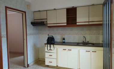VENTA DE EXCELENTE INMUEBLE INTEGRADO POR UNA CASA, UN LOCAL Y UN DEPARTAMENTO MONOAMBIENTE - IDEAL INVERSORES