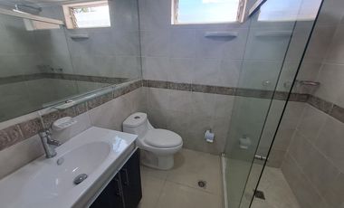 apartamento en arriendo en loma de las brujas. Cod A9432489