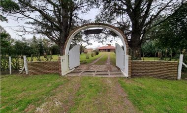 CHALET CON PARQUE Y PILETA