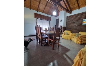 CHALET CON PARQUE Y PILETA