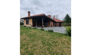 CHALET CON PARQUE Y PILETA