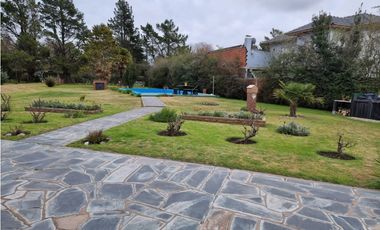 CHALET CON PARQUE Y PILETA