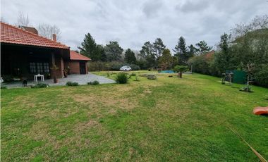 CHALET CON PARQUE Y PILETA