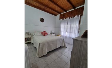 CHALET CON PARQUE Y PILETA