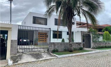 Casa con Ascensor  y Piscina en Venta cerca Colegio Alemán Cumbayá