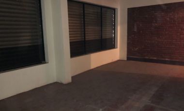 Gran terreno con Local Comercial en Victoria