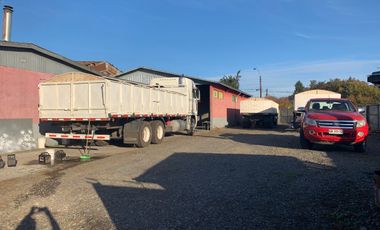 Gran terreno con Local Comercial en Victoria