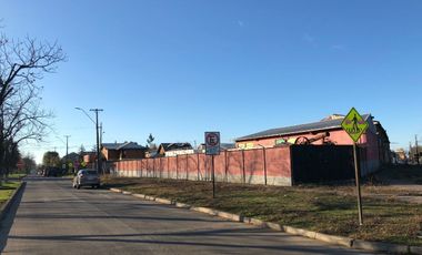 Gran terreno con Local Comercial en Victoria
