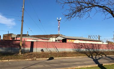 Gran terreno con Local Comercial en Victoria