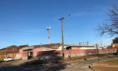 Gran terreno con Local Comercial en Victoria
