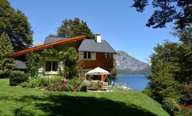 Maravillosa casa en venta con costa sobre el lago, en península Llao Llao, Bariloche, Patagonia Arg.
