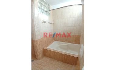 VENDO BONITO DEPARTAMENTO EN LAS MERCEDES.
Vendo Bonito Dpto. en Las Mercedes tercer piso más área de servicio y lavandería en cuarto piso.
Excelent