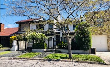 Amplia Casa con 4 dormitorios barrio Los Troncos