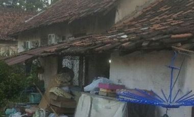 RUMAH TUA LUAS TEPI JALAN RAYA AKHMAD YANI PASURUAN