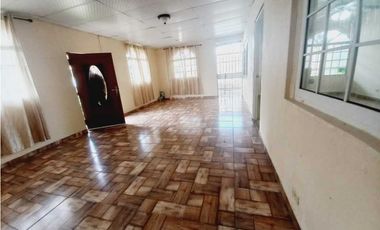 Se Vende Hermosa casa de esquina en La Urbanización Anayansi