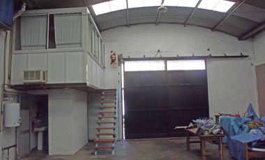 V445 Ezpeleta Venta Amplio Galpon Excelente estado - Todos los servicios