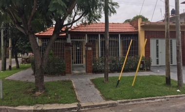 Casa en venta de 3 ambientes, Ezpeleta.