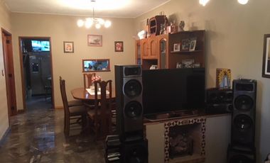 Casa en venta de 3 ambientes, Ezpeleta.