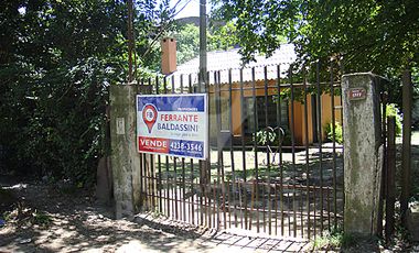 ESTEBAN ECHEVERRIA -  CASA CON HERMOSO PARQUE Y PILETA . EXCELENTE UBICACIÓN A METROS DE AV. DE LA TRADICION (RUTA 4). ARBOLEDA AÑOSA CON FRUTALES. ID