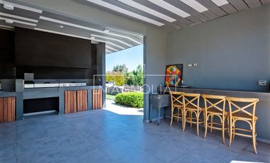 Casa en venta de 6 dorm. en Colina