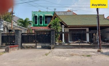 Dijual Rumah Hitung Tanah Cocok Untuk Caffe Lokasi Di Jalan Barito, Surabaya