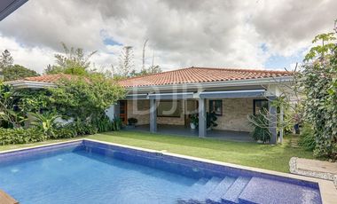 VENTA DE CASA CON PISCINA $975.000 #509