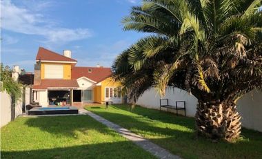 Casa desarrollada en dos plantas con amplio parque 4 dormitorios Colinas Peralta Ramos