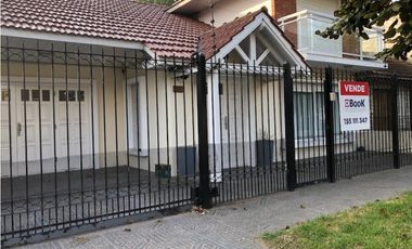 Casa desarrollada en dos plantas con amplio parque 4 dormitorios Colinas Peralta Ramos