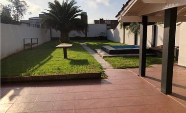 Casa desarrollada en dos plantas con amplio parque 4 dormitorios Colinas Peralta Ramos