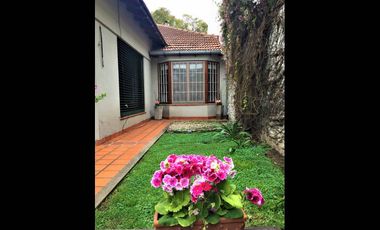 Casa  en Venta Haedo / Moron (A008 964)