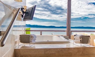 Lujosa residencia en venta con vista a la playa en Puerto Vallarta