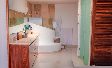 Lujosa residencia en venta con vista a la playa en Puerto Vallarta