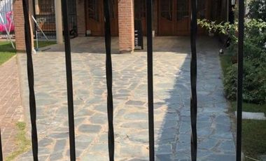 Venta de casa - chalet en Luis Guillon