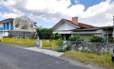 Rumah Klasik Halaman Luas di Pandega dekat Kampus UGM