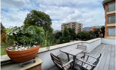 Apartamento penthouse dúplex con terrazas en arriendo Santa Bárbara