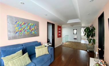 Apartamento penthouse dúplex con terrazas en arriendo Santa Bárbara