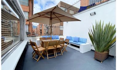Apartamento penthouse dúplex con terrazas en arriendo Santa Bárbara
