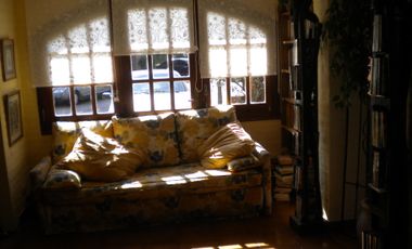 San Miguel de Ghiso Country Club, Chalet de tres dormitorios, dos baño.
En planta baja living comedor con vista al golf, toilete, cocina comedor, habi