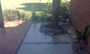 San Miguel de Ghiso Country Club, Chalet de tres dormitorios, dos baño.
En planta baja living comedor con vista al golf, toilete, cocina comedor, habi