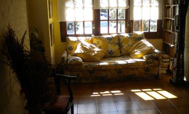 San Miguel de Ghiso Country Club, Chalet de tres dormitorios, dos baño.
En planta baja living comedor con vista al golf, toilete, cocina comedor, habi