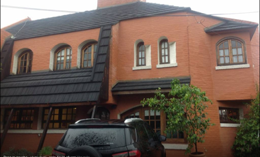 San Miguel de Ghiso Country Club, Chalet de tres dormitorios, dos baño.
En planta baja living comedor con vista al golf, toilete, cocina comedor, habi