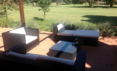 San Miguel de Ghiso Country Club, Chalet de tres dormitorios, dos baño.
En planta baja living comedor con vista al golf, toilete, cocina comedor, habi