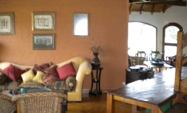 San Miguel de Ghiso Country Club, Chalet de tres dormitorios, dos baño.
En planta baja living comedor con vista al golf, toilete, cocina comedor, habi